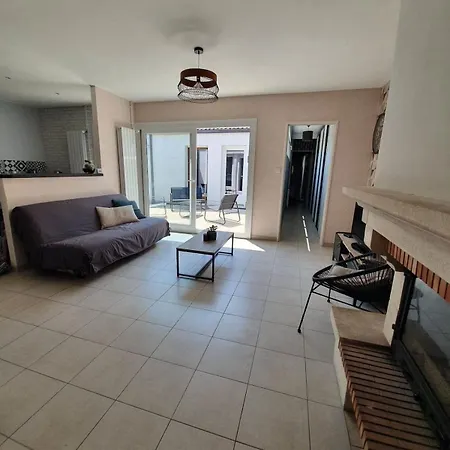 Maison Avec Patio, 3 Et Jardin *